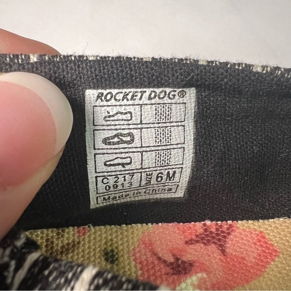 Rocket Dog Black & White Fringe Stripe Afina Aloe Canvas Slip-On Sneakers 6M - Picture 9 of 9